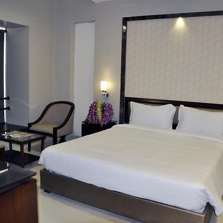 سامبالبور Hotel Dolphin المظهر الخارجي الصورة