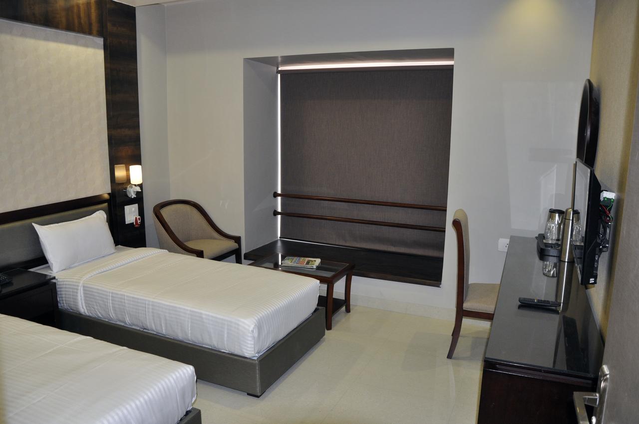 سامبالبور Hotel Dolphin المظهر الخارجي الصورة