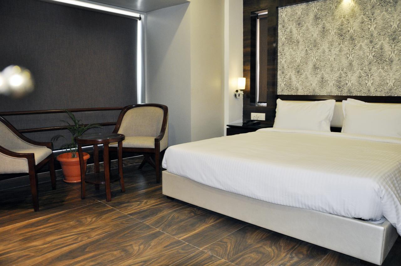 سامبالبور Hotel Dolphin المظهر الخارجي الصورة