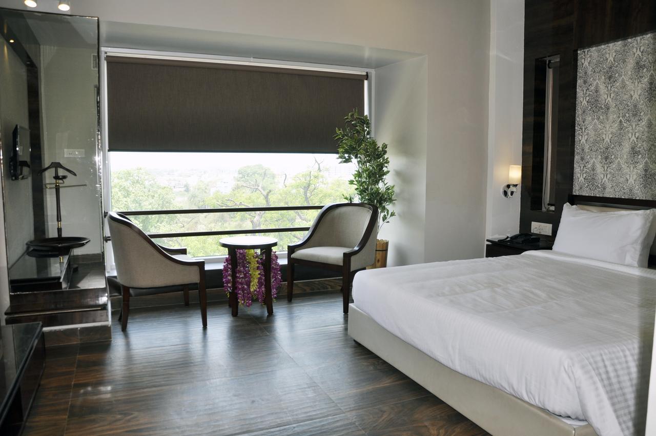 سامبالبور Hotel Dolphin المظهر الخارجي الصورة