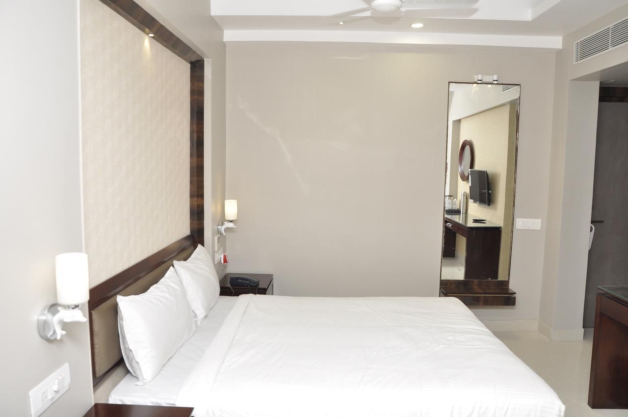 سامبالبور Hotel Dolphin المظهر الخارجي الصورة