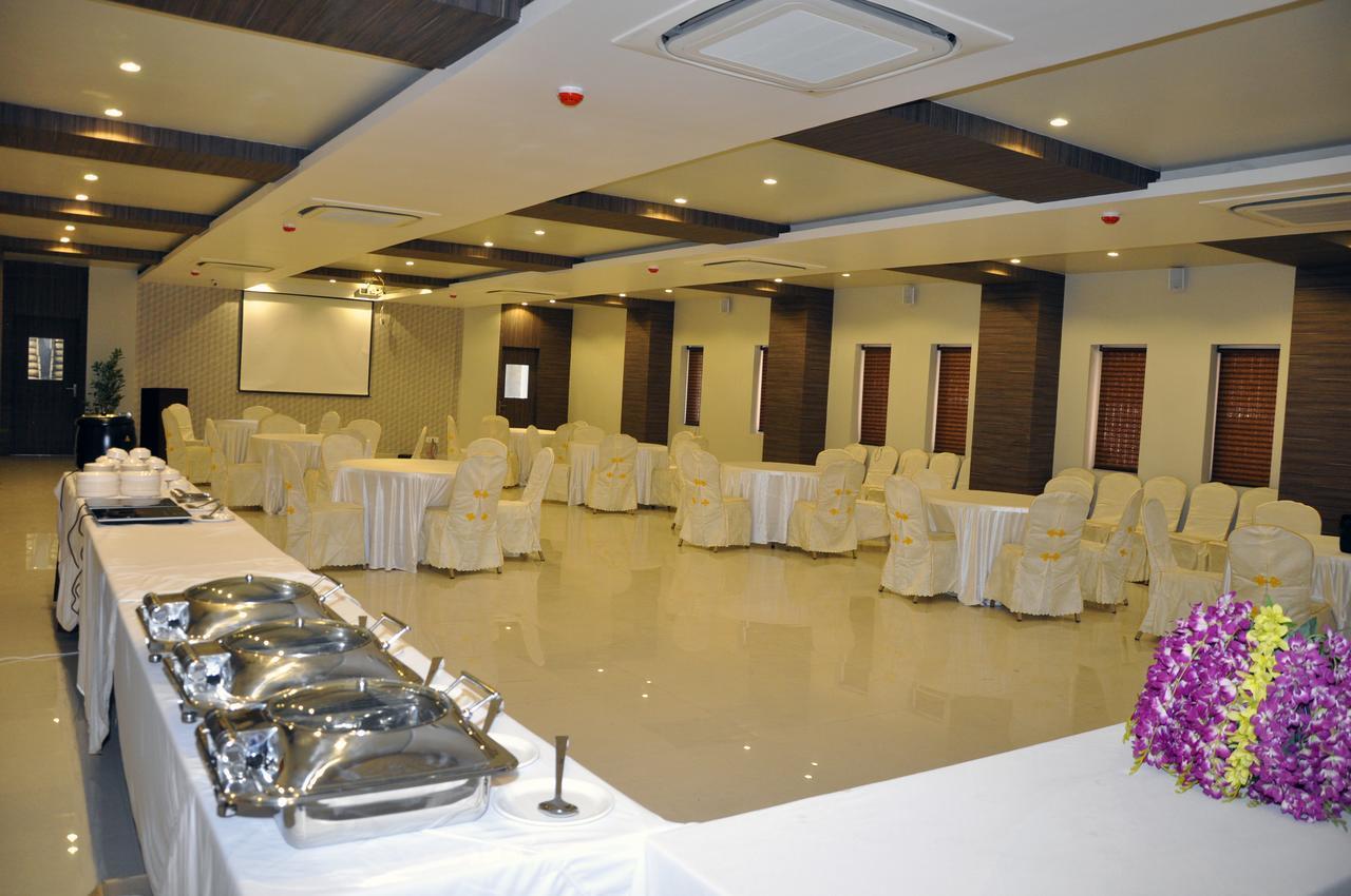 سامبالبور Hotel Dolphin المظهر الخارجي الصورة
