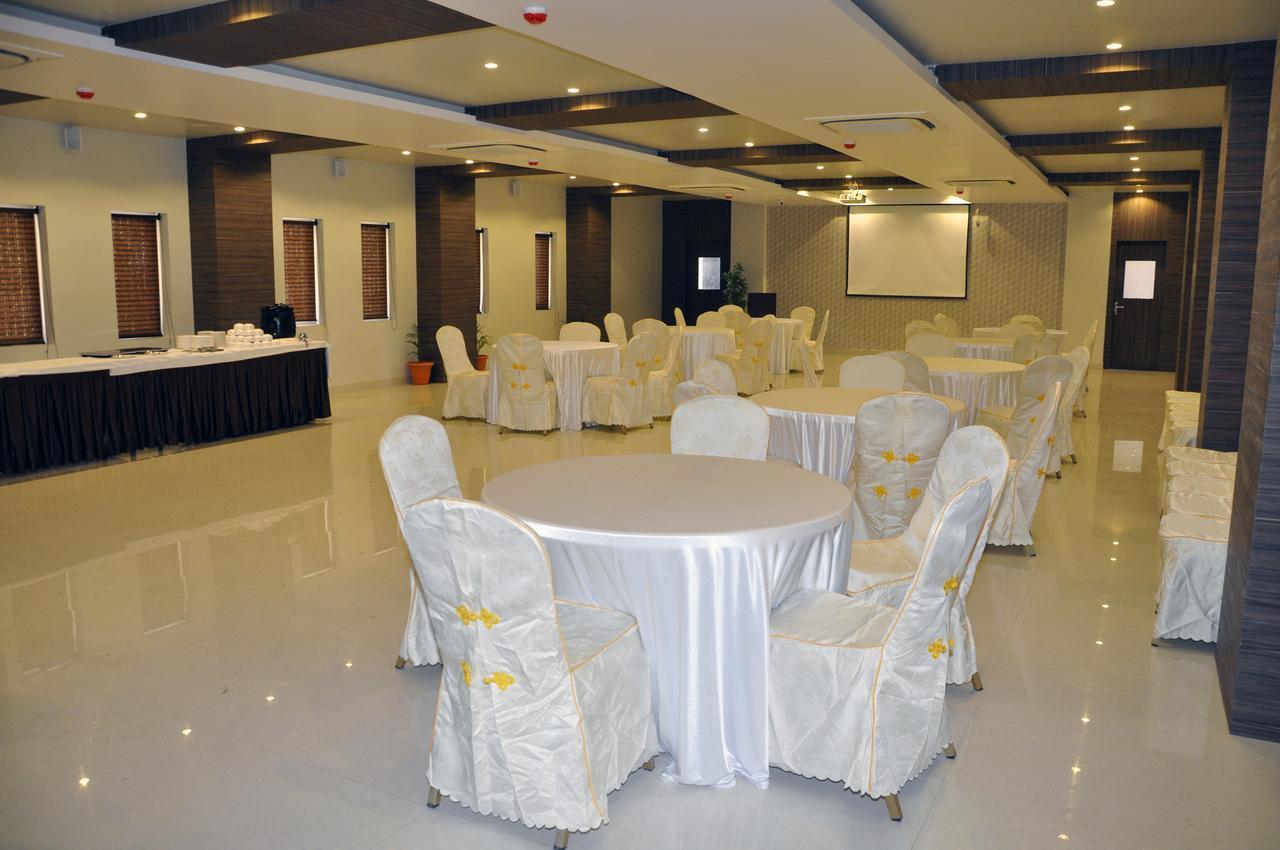 سامبالبور Hotel Dolphin المظهر الخارجي الصورة