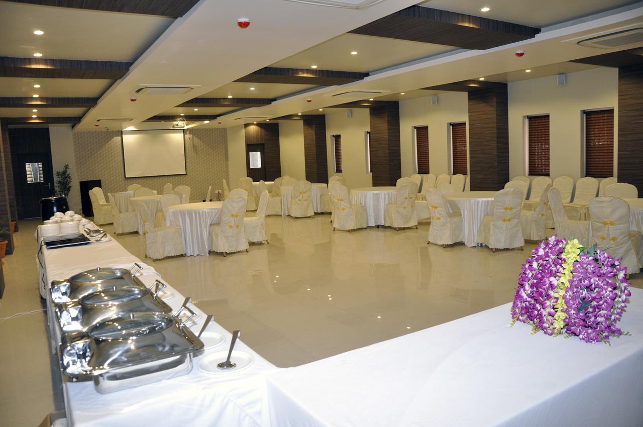 سامبالبور Hotel Dolphin المظهر الخارجي الصورة